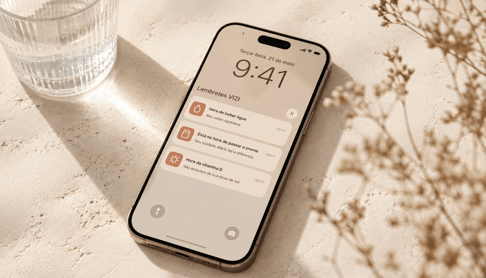 Detalhe do app VIZI com lembretes de hidratação, aplicação e rotina diária